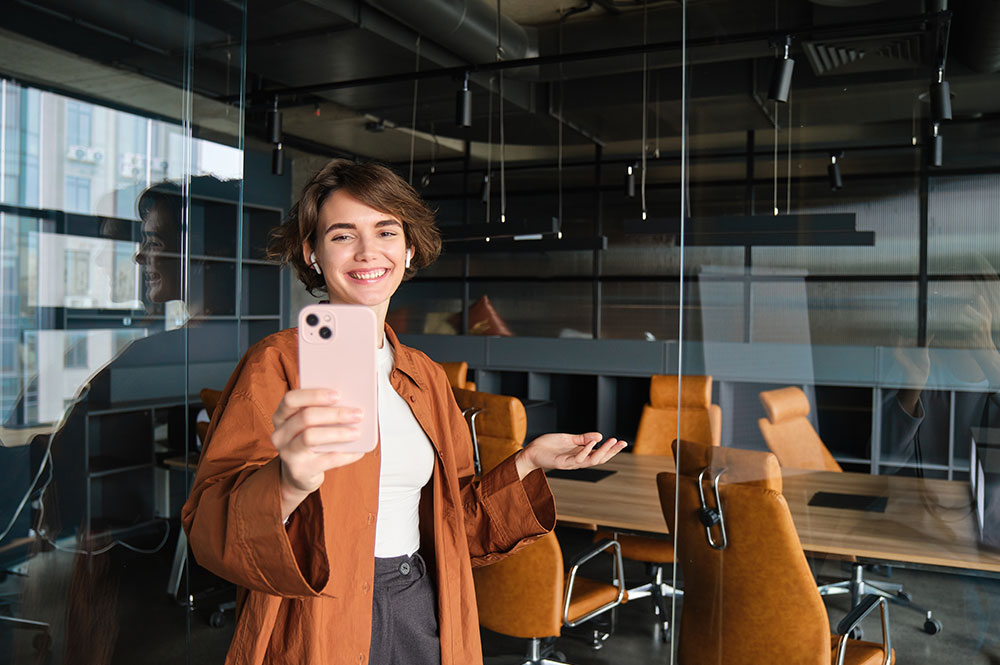 Social Media for Leaders: Amplifying Influence and Building Trust
